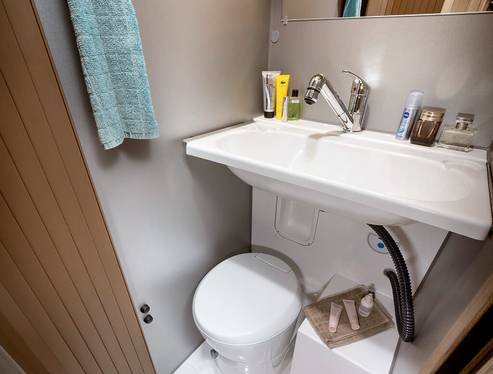 Badrum med uppfällbart tvättfat och thetford kassettoalett (förutom TRAIL/BOX 200)