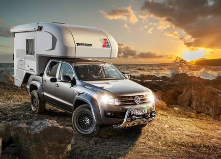 Tischer pickup camper TRAIL 220 på VW Amarok i solnedgången vid havet