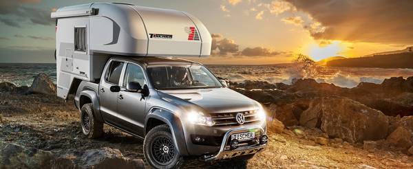 Tischer pickup camper TRAIL 220 på VW Amarok i solnedgången vid havet