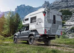 Tischer camper TRAIL 200 på en silverfärgad pickup Amarok i bergig omgivning