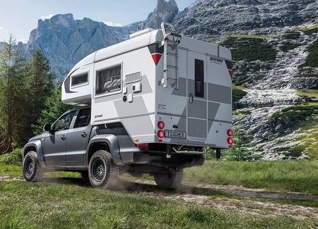 Tischer camper TRAIL 200 på en silverfärgad pickup Amarok i bergig omgivning