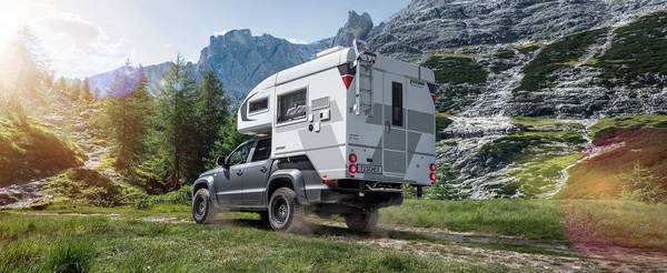 Tischer camper TRAIL 200 på en silverfärgad pickup Amarok i bergig omgivning