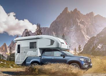 Blå pickup Mercedes X-class med Tischer pickup camper TRAIL 230S i Dolomiterna