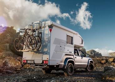 Tischer pickup camper TRAIL 220 med cykelställ på VW Amarok i bergig omgivning