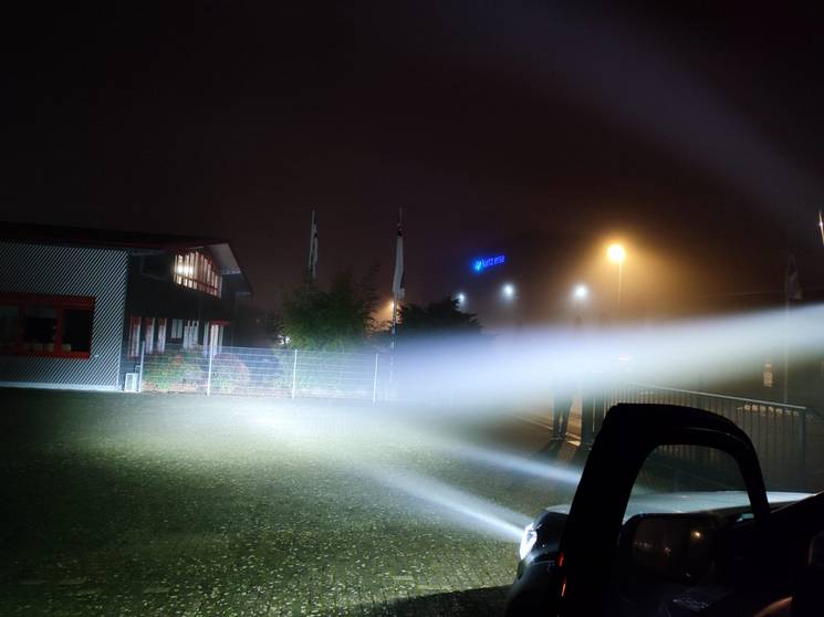 Ljussken av en ljusramp, extra ljus LED light bar, på en Tischer pickup camper
