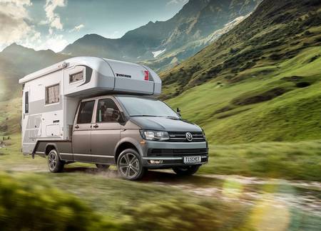 VW Transporter med Tischer camper TRAIL 280S brakar genom ett grönt berglandskap
